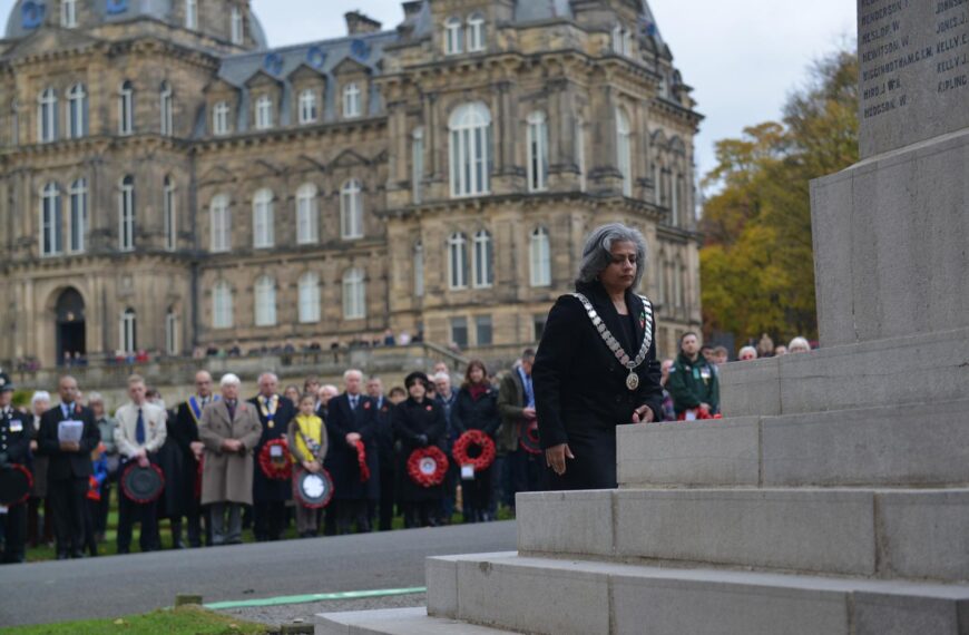 Barney pays tribute to those who fell in war