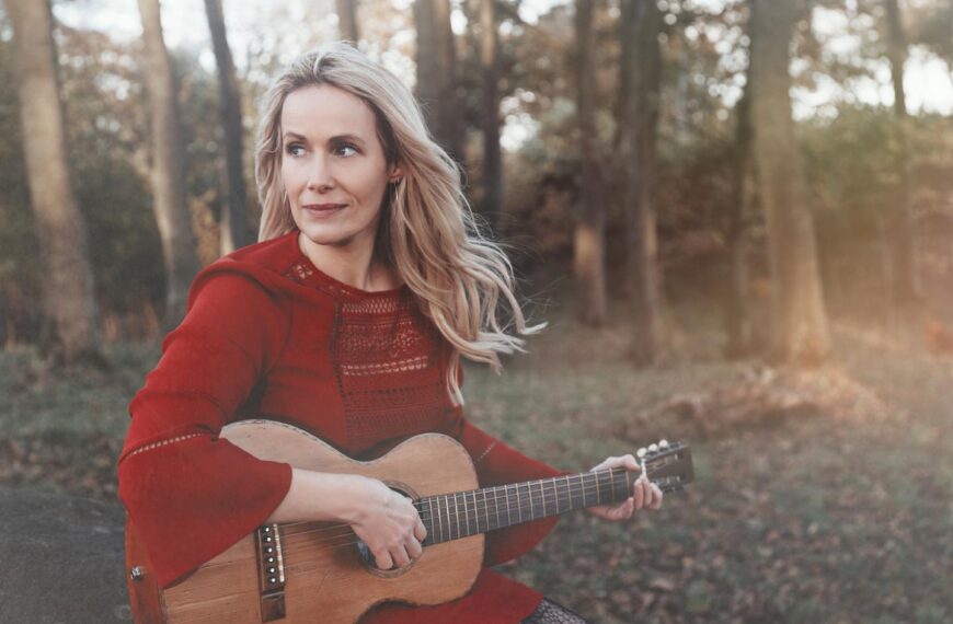 Folk star’s Barney gig