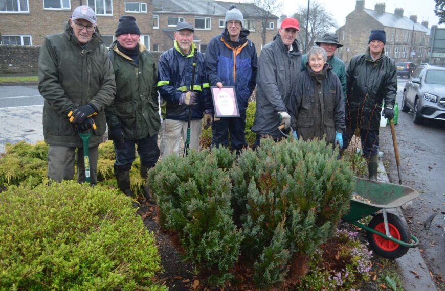 Heather plants spruce up town gateway