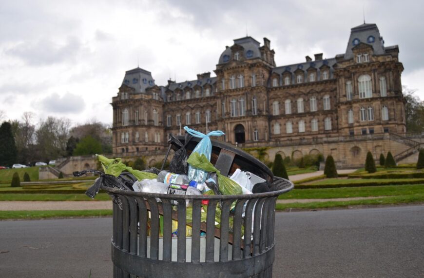 Overflowing bins leave top museum with rubbish reputation
