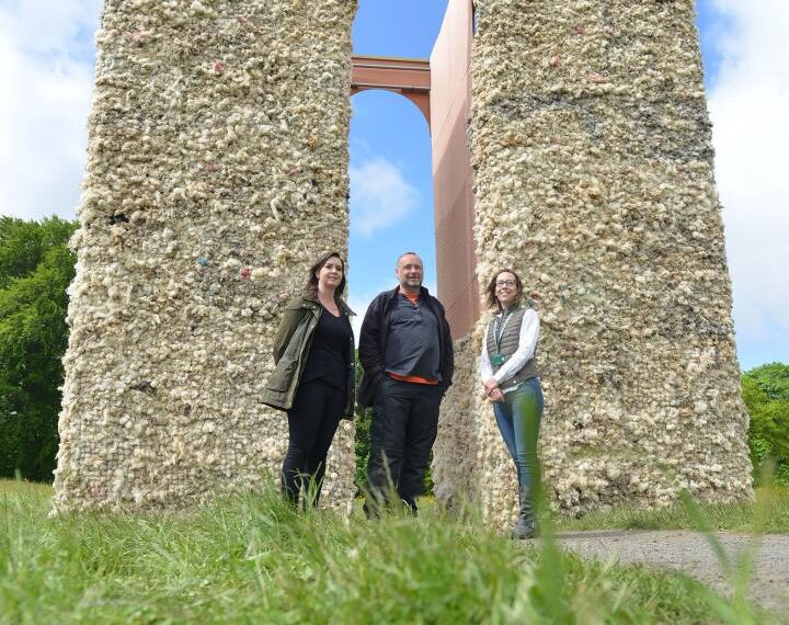 Steve unveils arch artwork to celebrate Queen
