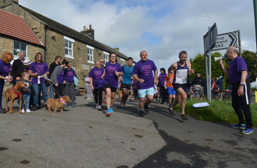 Triangle run raises £700 for cancer charity