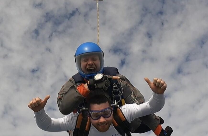 Michael takes the plunge from 15,000ft to raise £1,000 for NHS
